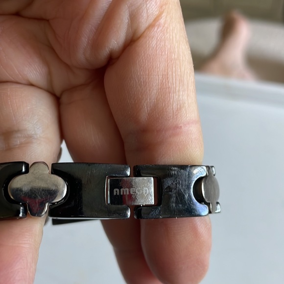 magnetic bracelet that looks great. Like new. - Picture 3 of 5